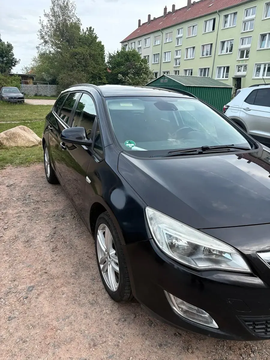 Gebraucht Opel Astra 125 PS (91 kW) 2011 Schwarz Kombi