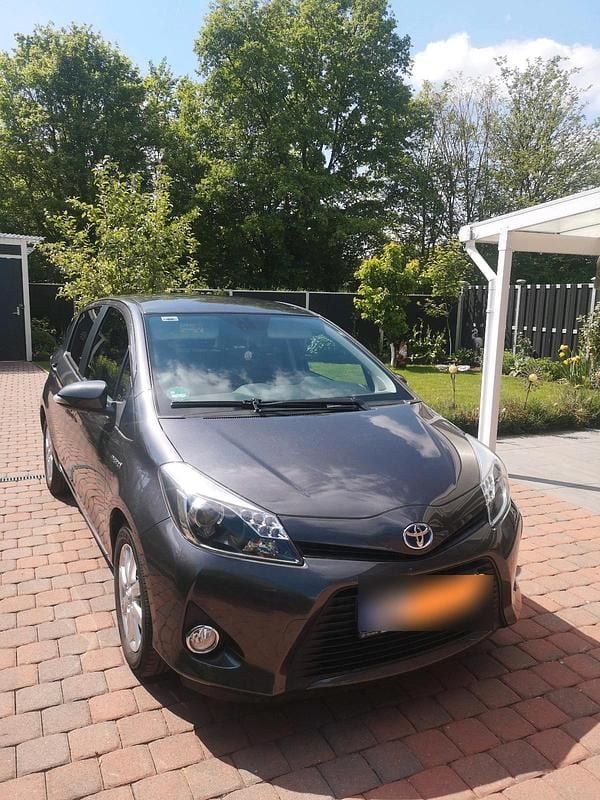 Grau Gebraucht 2014 Toyota Yaris Hybrid Kleinwagen | 9.500 € (Fairer Preis) - Bild 1/4