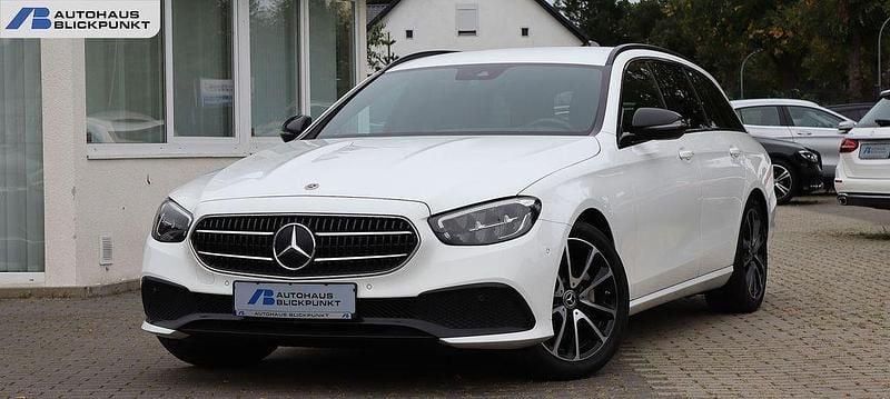 Weiß Gebraucht 2022 Mercedes E220 Night Limousine | 32.980 € (Guter Preis) - Bild 1/4