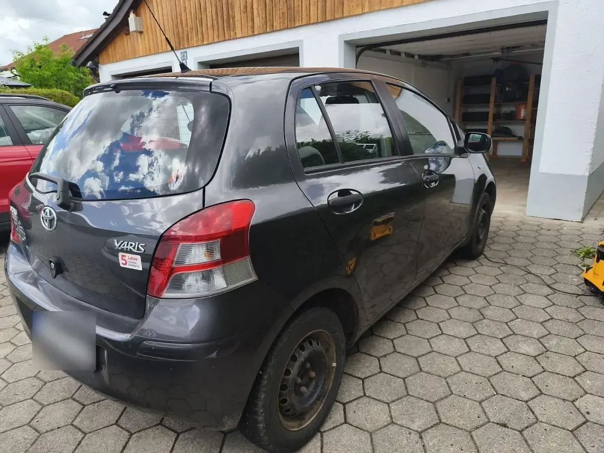 Gebraucht Toyota Yaris 69 PS (50 kW) 2011 Grau Kleinwagen
