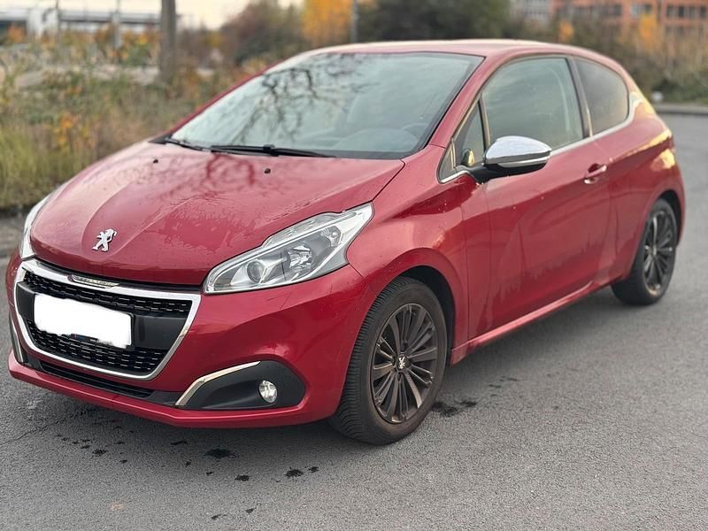 Rot Gebraucht 2017 Peugeot 208 Kleinwagen | 6.500 € (Fairer Preis) - Bild 1/4