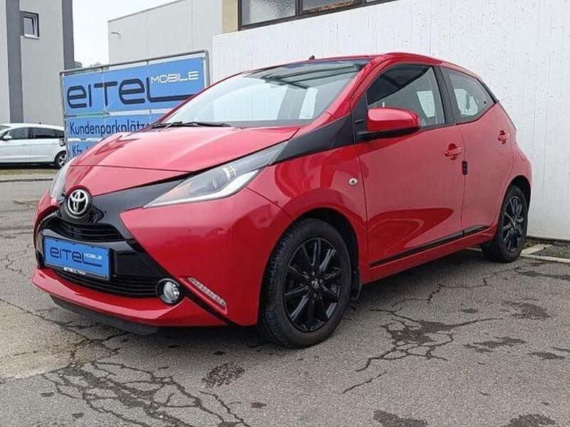 Rot Gebraucht 2016 Toyota Aygo X-play Kleinwagen | 7.690 € (Guter Preis) - Bild 1/4