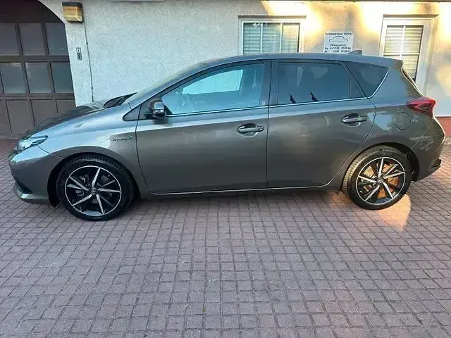 Gebraucht Toyota Auris Hybrid Team 99 PS (72 kW) 2018 Grau Limousine