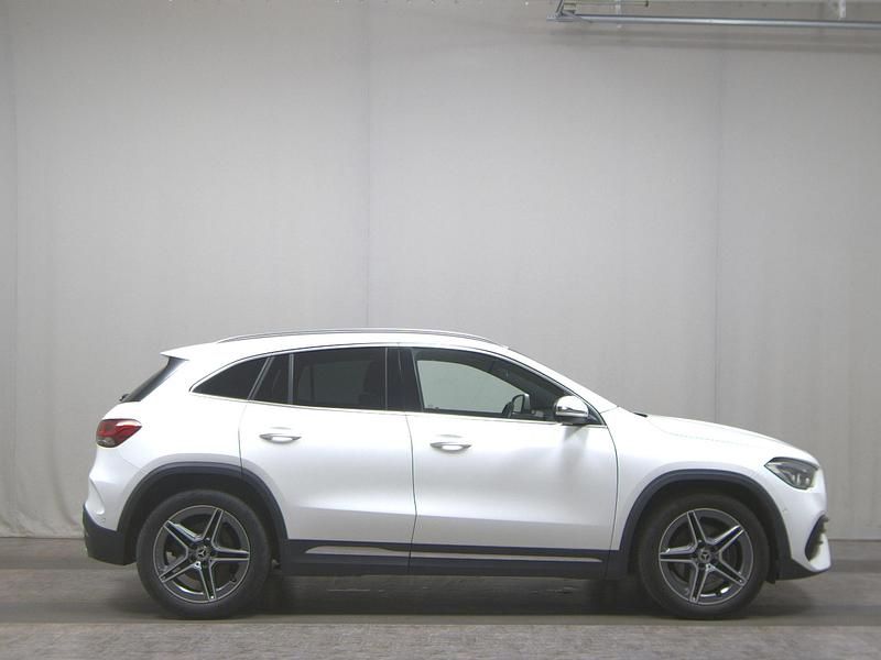 Weiss Gebraucht 2021 Mercedes GLA220 AMG line SUV | 28.980 € (Guter Preis) - Bild 1/4