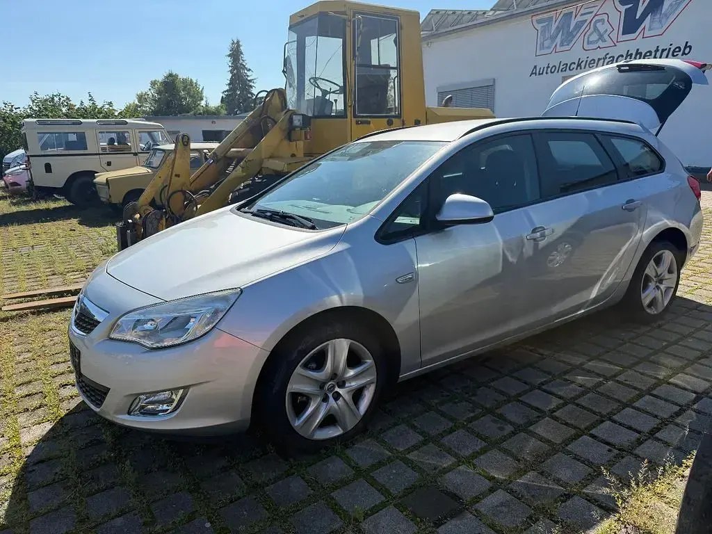 Gebraucht Opel Astra Design Edition 140 PS (102 kW) 2011 Silber Kombi