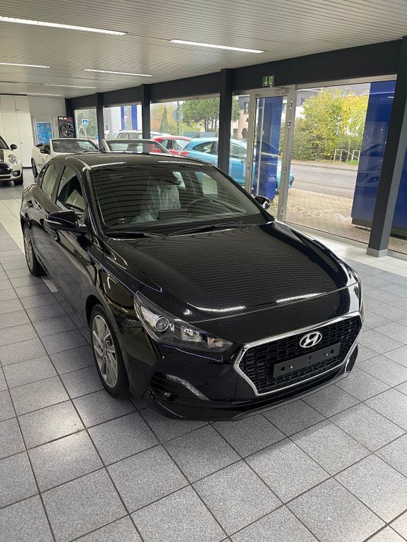 Schwarz Gebraucht 2018 Hyundai i30 Trend Limousine | 13.490 € (Fairer Preis) - Bild 1/4