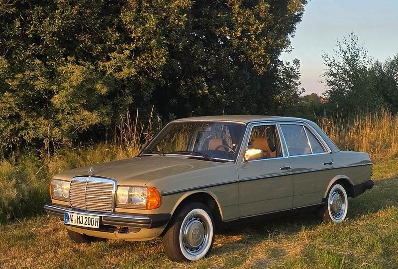 Gebraucht Mercedes 200 109 PS (80 kW) 1983 Grün Limousine
