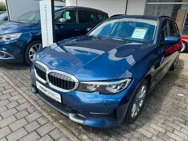 Gebraucht BMW 330e Sport Line 184 PS (135 kW) 2022 Blau Kombi