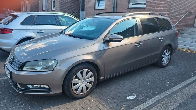 Braun Gebraucht 2011 VW Passat Trendline Kombi | 4.500 € (Guter Preis) - Bild 1/4