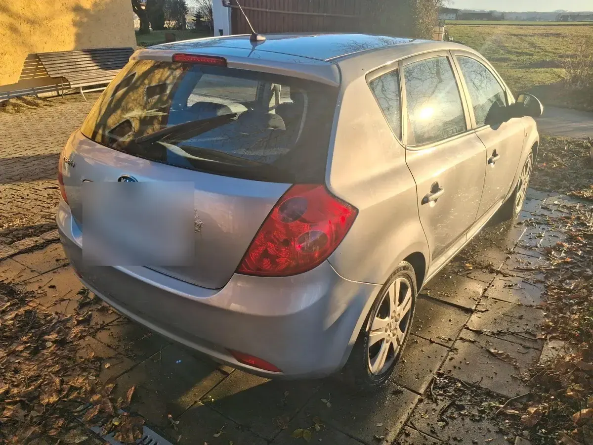 Używany Kia Ceed 122 KM (89 kW) 2007 Srebrny Hatchback
