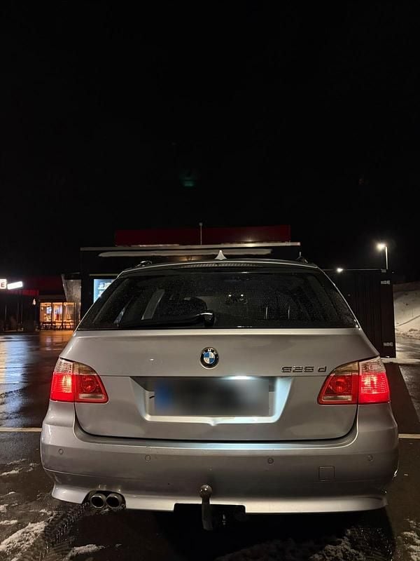 Gebraucht BMW 525 177 PS (130 kW) 2005 Grau Kombi