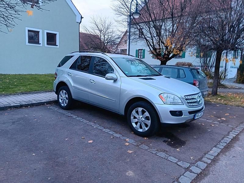 Grau Gebraucht 2005 Mercedes ML500 SUV | 14.499 € - Bild 1/1