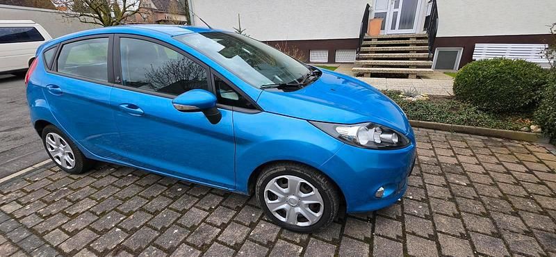 Gebraucht Ford Fiesta 80 PS (58 kW) 2012 Blau Kleinwagen