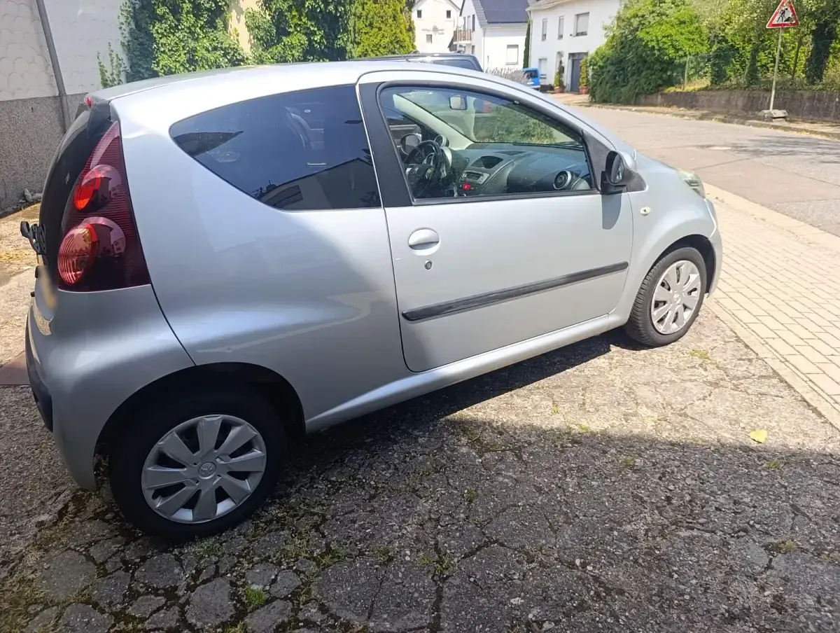 Gebraucht Peugeot 107 65 PS (47 kW) 2012 Silber Kleinwagen