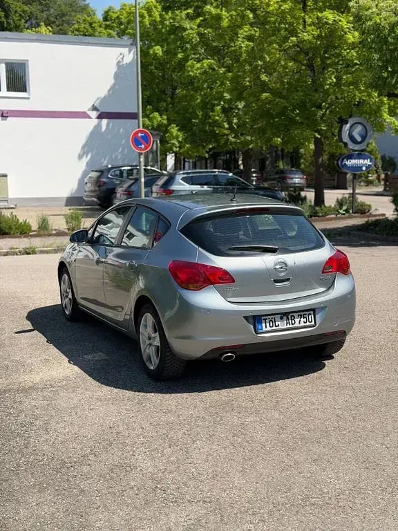 Gebraucht Opel Astra 179 PS (131 kW) 2010 Silber Limousine