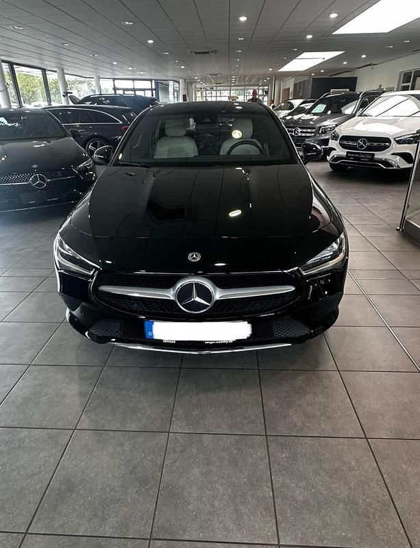 Schwarz Gebraucht 2022 Mercedes CLA220 Limousine | 25.700 € (Guter Preis) - Bild 1/4