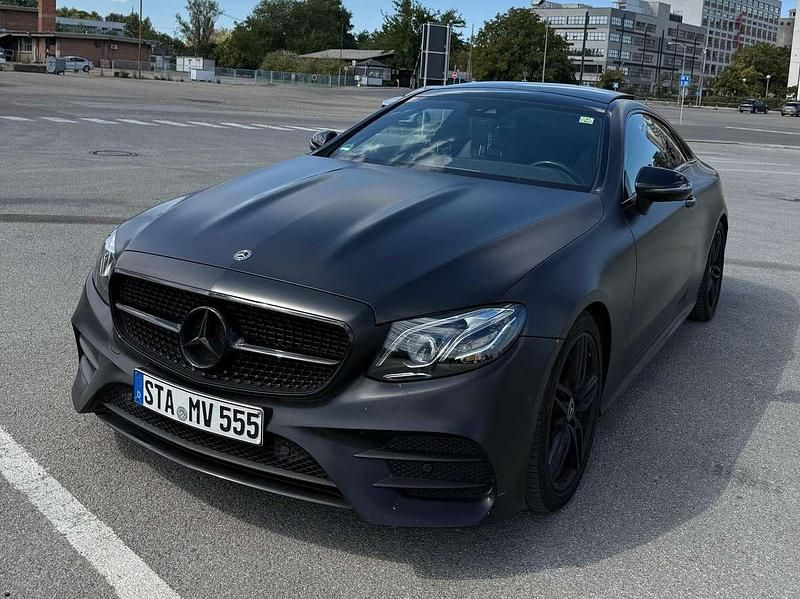 Weiß Gebraucht 2019 Mercedes E200 AMG line Coupé | 32.900 € (Fairer Preis) - Bild 1/4