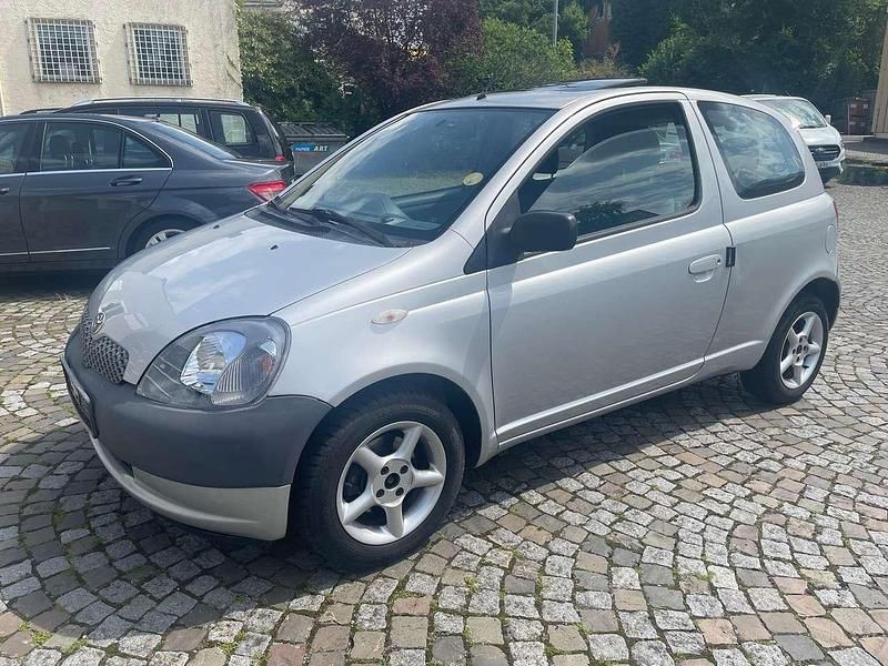 Silber Gebraucht 2000 Toyota Yaris Luna Limousine | 690 € (Superpreis) - Bild 1/4