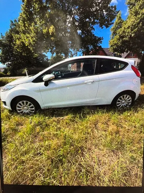 Gebraucht Ford Fiesta Celebration 60 PS (44 kW) 2017 Weiß Kleinwagen
