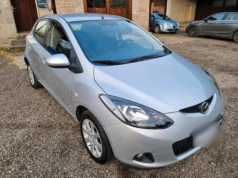 Gebraucht Mazda 2 Inclusive 75 PS (55 kW) 2010 Silber Kleinwagen