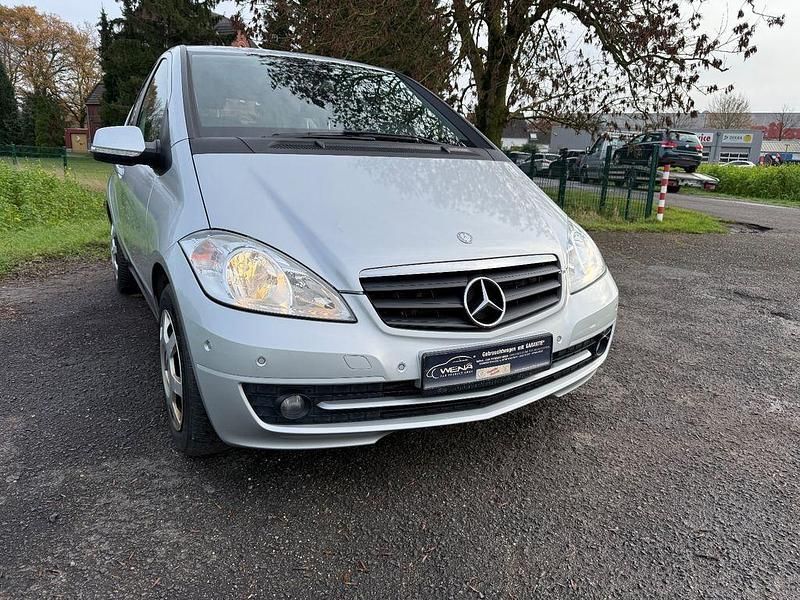 Gebraucht Mercedes A180 Elegance 109 PS (80 kW) 2011 Silber Van / Kleinbus