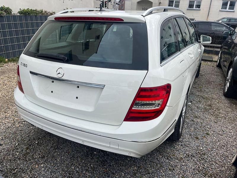 Gebraucht Mercedes C180 156 PS (114 kW) 2011 Weiß Kombi
