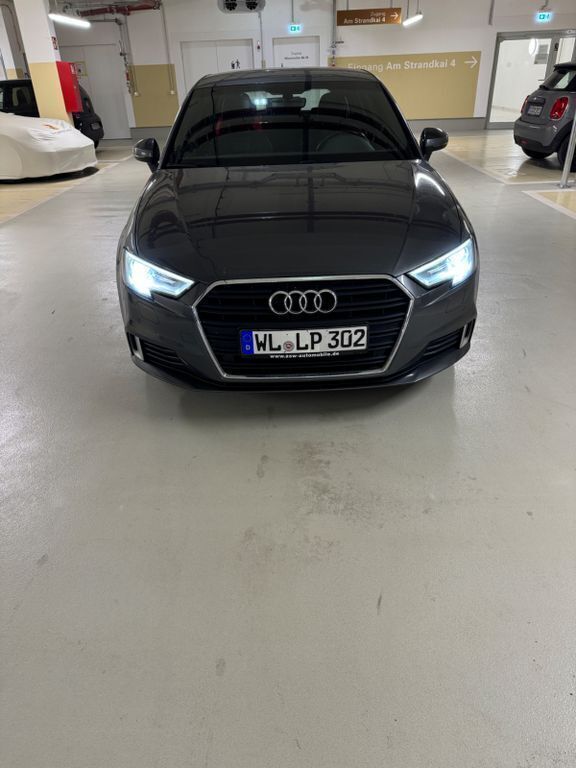 Grau Gebraucht 2017 Audi A3 Sportback Sport Limousine | 17.900 € (Fairer Preis) - Bild 1/4