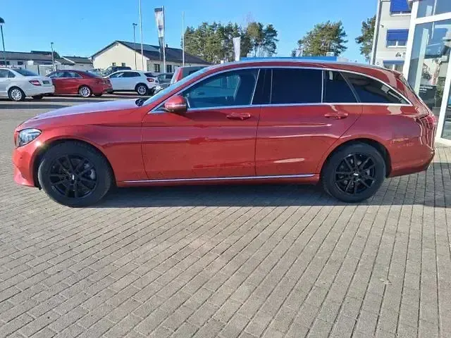 Gebraucht Mercedes C300 245 PS (180 kW) 2019 Hyazinthrot  metalliclack (metallic) Kombi
