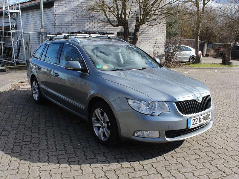 Gebraucht Skoda Superb Ambition 105 PS (77 kW) 2011 Platin grau metallic Kombi