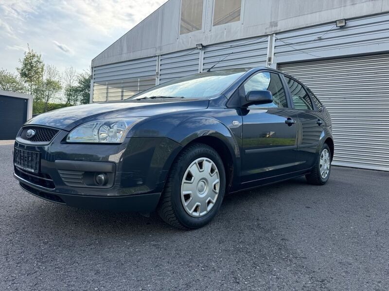 Grau Gebraucht 2007 Ford Focus Fun X Limousine | 1.000 € (Superpreis) - Bild 1/4