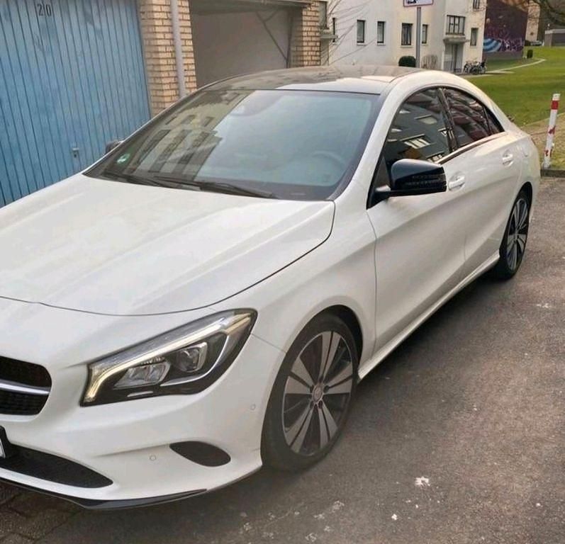 Weiß Gebraucht 2017 Mercedes CLA180 Urban Limousine | 21.000 € (Teuer) - Bild 1/4