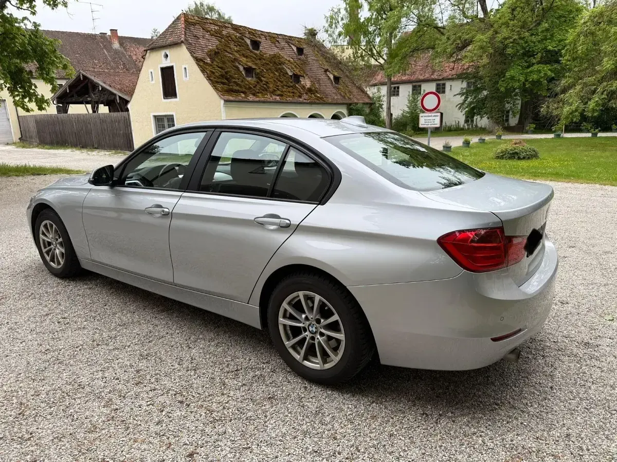 Gebraucht BMW 318 143 PS (105 kW) 2014 Silber Limousine