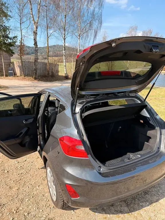 Używany Ford Fiesta Cool & Connect 101 KM (74 kW) 2019 Szary Hatchback