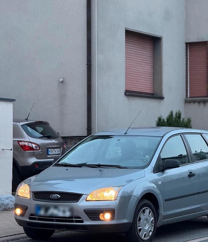 Silber Gebraucht 2005 Ford Focus Kombi | 3.700 € - Bild 1/4