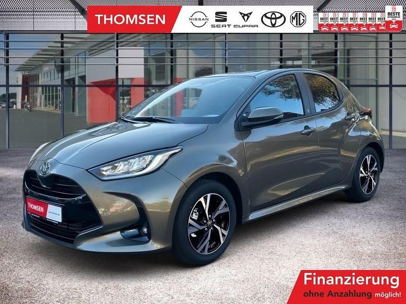 Manganbronze braun Gebraucht 2024 Toyota Yaris Hybrid Team Kleinwagen | 25.785 € (Teuer) - Bild 1/3