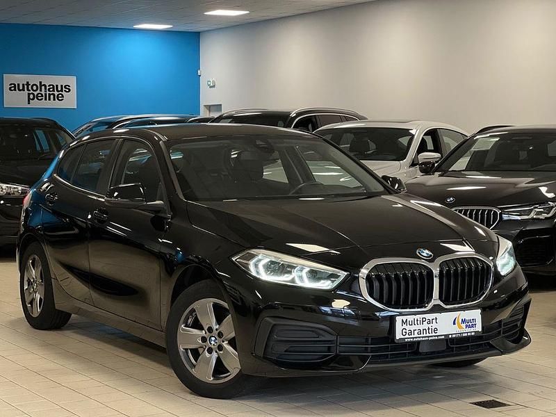 Schwarz Gebraucht 2022 BMW 118 Advantage Kleinwagen | 18.979 € (Fairer Preis) - Bild 1/4