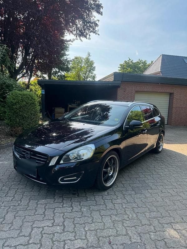 Schwarz Gebraucht 2012 Volvo V60 R-Design Kombi | 10.899 € (Fairer Preis) - Bild 1/4