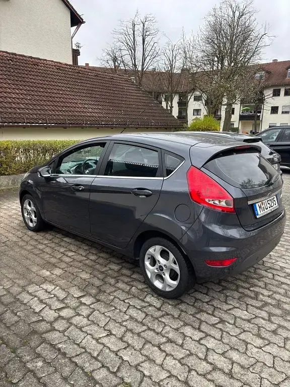 Gebraucht Ford Fiesta Titanium 97 PS (71 kW) 2010 Grau Limousine