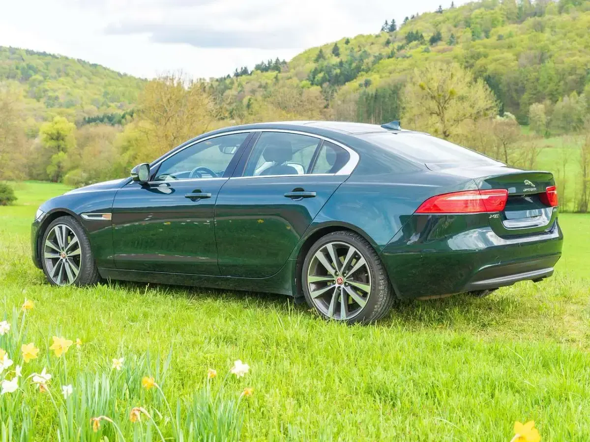 Używany Jaguar XE Prestige 200 KM (147 kW) 2015 Zielony Sedan/Limuzyna
