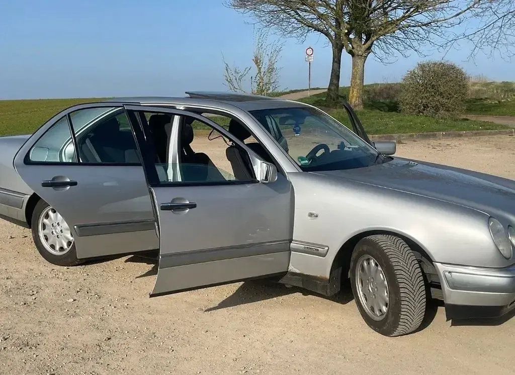 Gebraucht Mercedes E200 Elegance 136 PS (100 kW) 1999 Silber Limousine