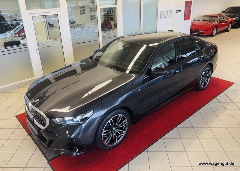 Grau Gebraucht 2024 BMW 520 M Sport Limousine | 63.900 € (Etwas zu teuer) - Bild 1/4