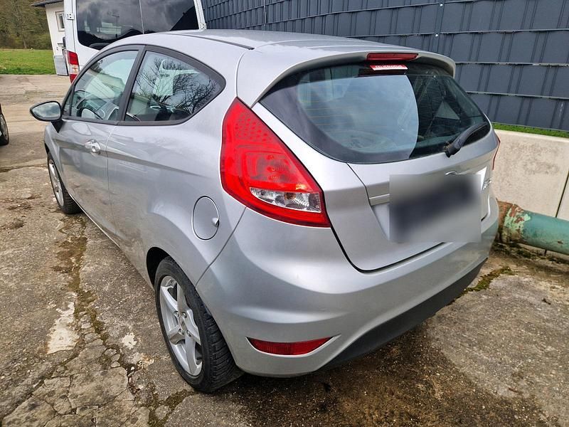 Gebraucht Ford Fiesta 82 PS (60 kW) 2012 Silber Kleinwagen