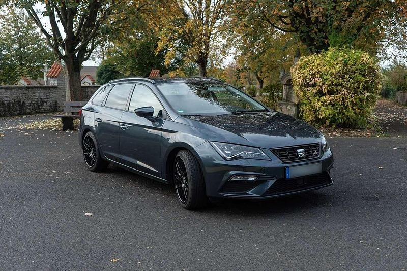 Grau Gebraucht 2020 Seat Leon ST FR Kombi | 14.900 € (Superpreis) - Bild 1/4