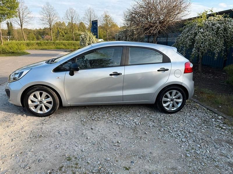 Second-hand Kia Rio 86 CP (63 kW) 2014 Argintiu Berlinǎ