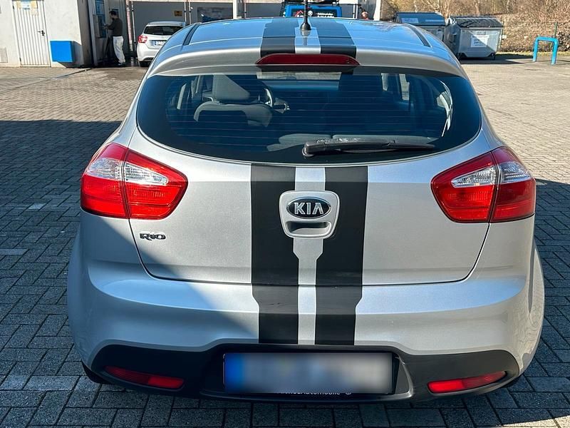 Gebraucht Kia Rio Edition 7 86 PS (63 kW) 2014 Silber Kleinwagen