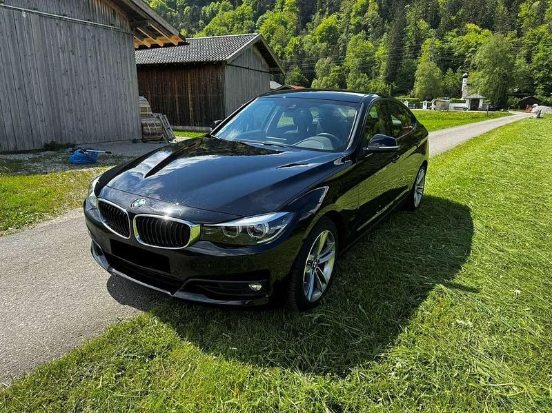 Schwarz Gebraucht 2019 BMW 330 Advantage Limousine | 25.800 € (Fairer Preis) - Bild 1/4