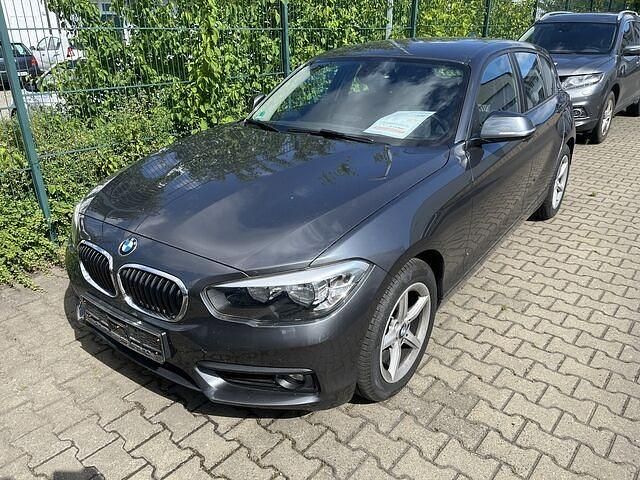 Mineralgrau (metallic) Gebraucht 2017 BMW 118 Advantage Kleinwagen | 13.390 € (Fairer Preis) - Bild 1/4