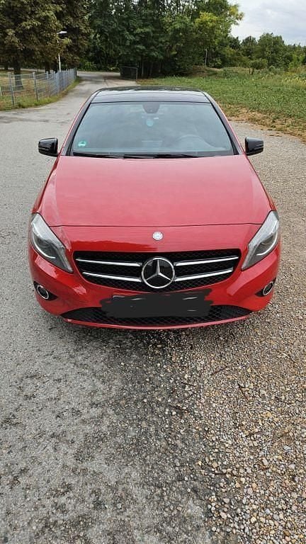 Rot Gebraucht 2012 Mercedes A180 Style Limousine | 6.900 € (Superpreis) - Bild 1/4