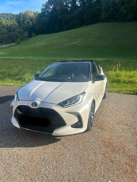 Weiß Gebraucht 2022 Toyota Yaris Style Limousine | 14.500 € (Superpreis) - Bild 1/4