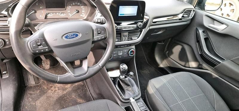 Gebraucht Ford Fiesta 101 PS (74 kW) 2018 Schwarz Kleinwagen